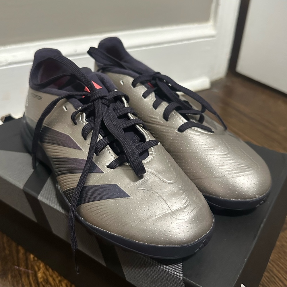 NEW Boys Adidas Predator Soccer Shoes